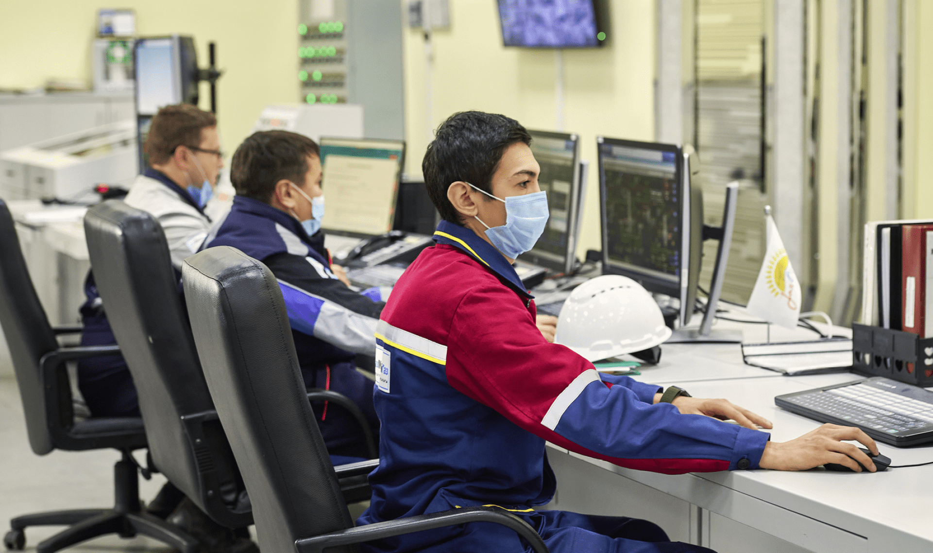 Сотрудники за компьютерами